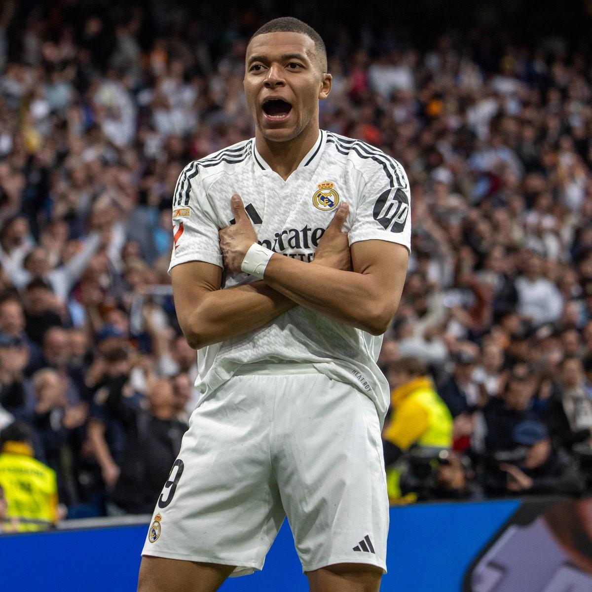 关于姆巴佩连续十场比赛得分超过比赛规则变更，巴塞罗那不断突破！比赛高潮迭起的信息