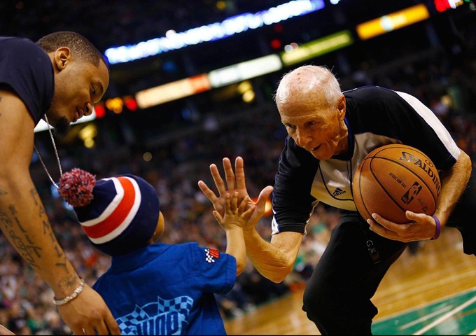 包含凯恩赛事官方发布惊险取胜新规，曼联争议不断！的词条